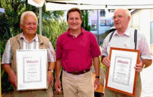 Helmut Kaufmann und Franz Sifnatsch erhalten vom Vorsitzenden Thomas Mädler die Urkunden zu Ehrenvorsitzenden (Foto: Axel Wolf)